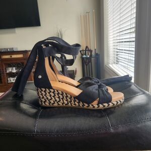 EUC Ugg wrap around ankle tie sandals